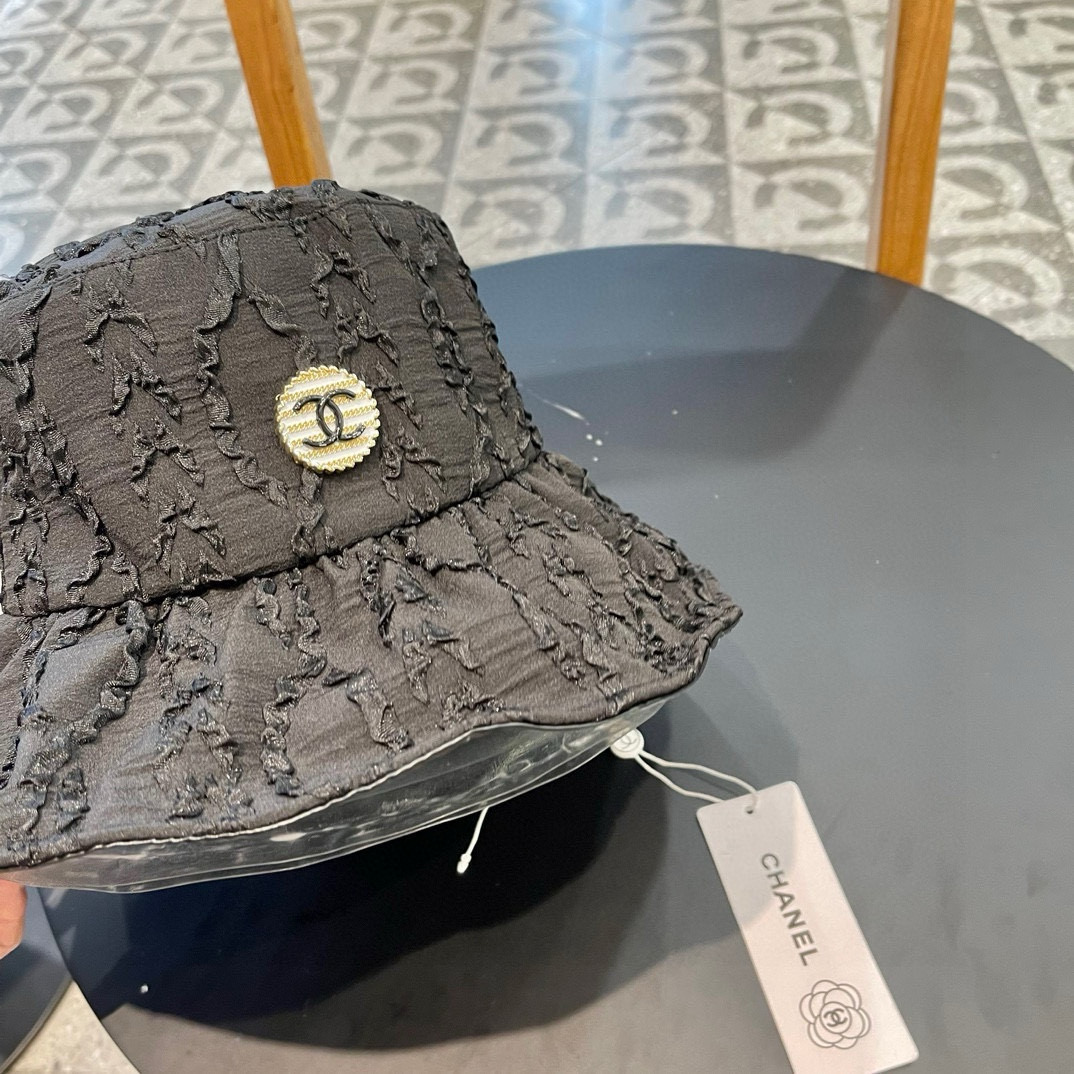  Chanel/香奈儿 新款渔夫帽 
帽型完美，各种头型可以随心驾驭！
赫本风帽型，修饰脸型，遮阳效果更