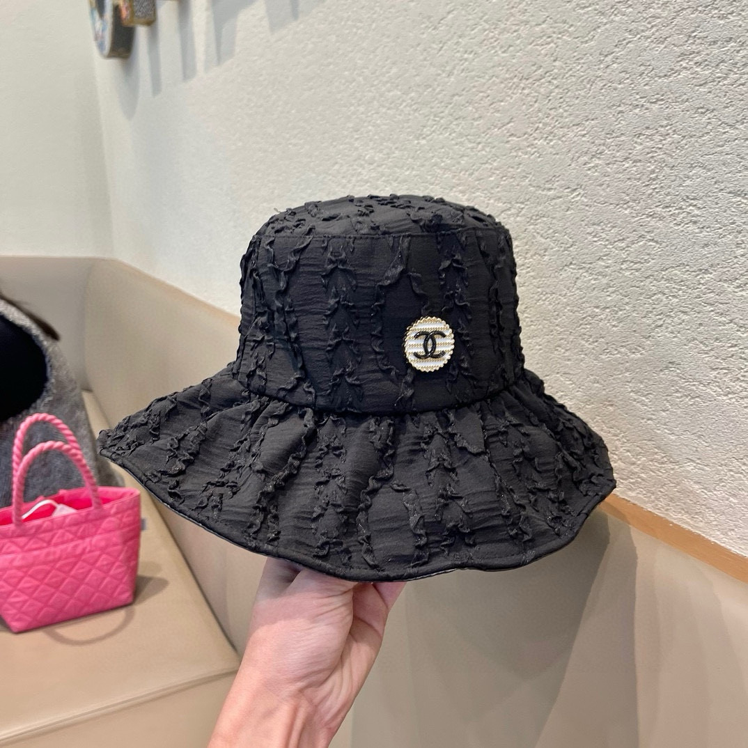  Chanel/香奈儿 新款渔夫帽 
帽型完美，各种头型可以随心驾驭！
赫本风帽型，修饰脸型，遮阳效果更