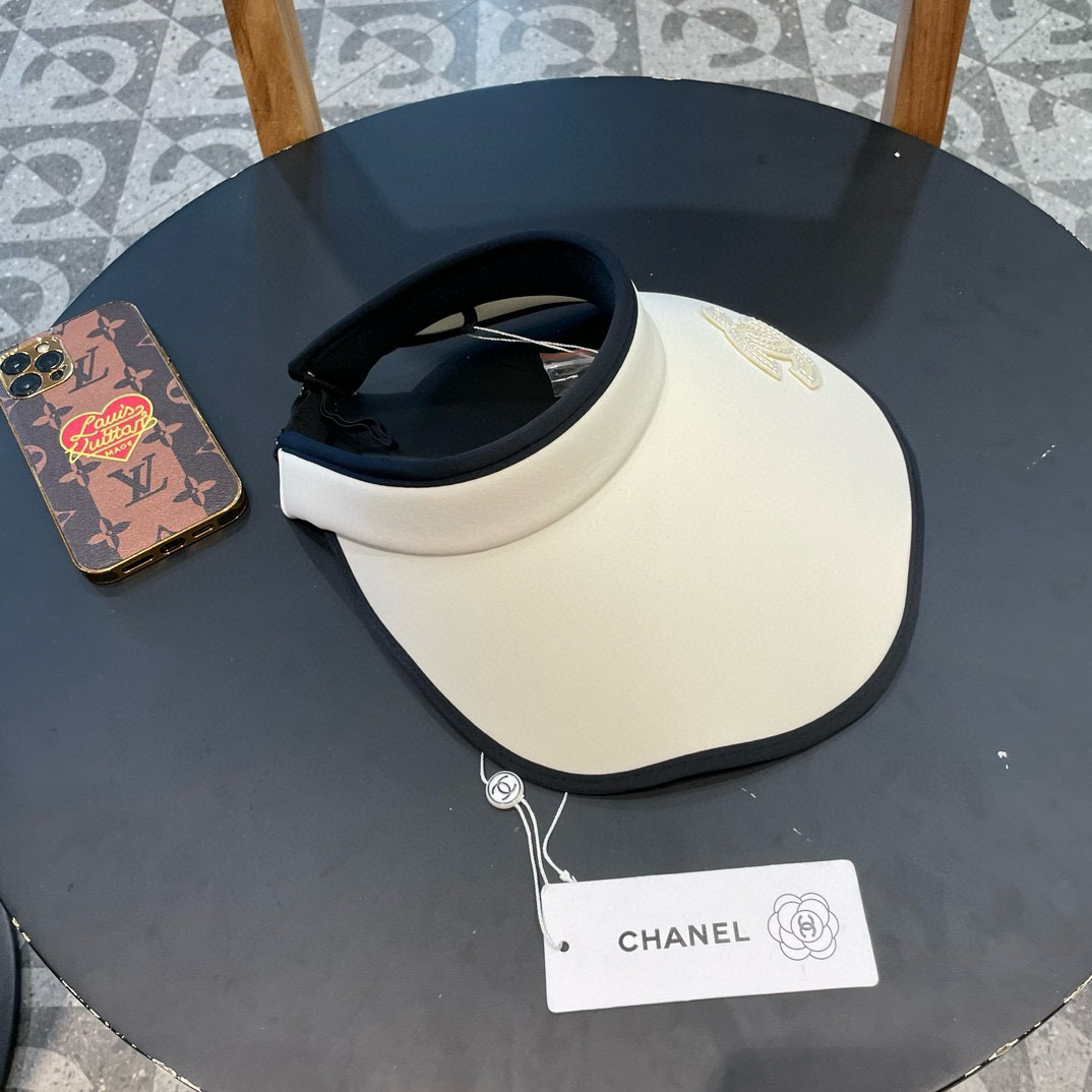  香奈儿CHANEL
空顶帽，夏天必备单品，因为真的太好搭，夏天搭配清凉夏日风情真的超级文艺范～随便一身