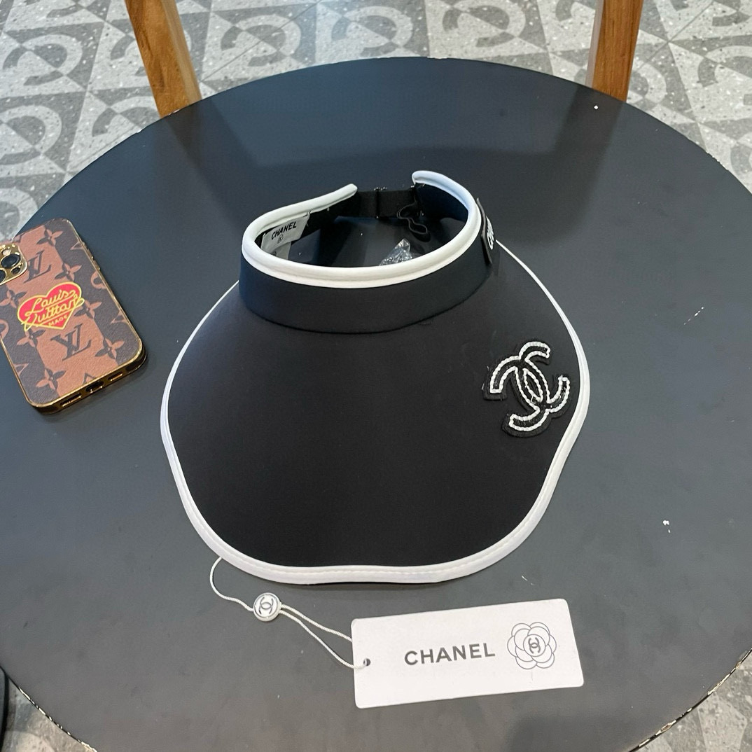  香奈儿CHANEL
空顶帽，夏天必备单品，因为真的太好搭，夏天搭配清凉夏日风情真的超级文艺范～随便一身