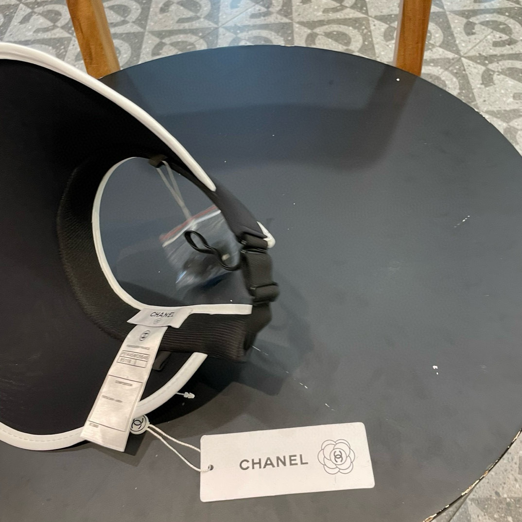  香奈儿CHANEL
空顶帽，夏天必备单品，因为真的太好搭，夏天搭配清凉夏日风情真的超级文艺范～随便一身