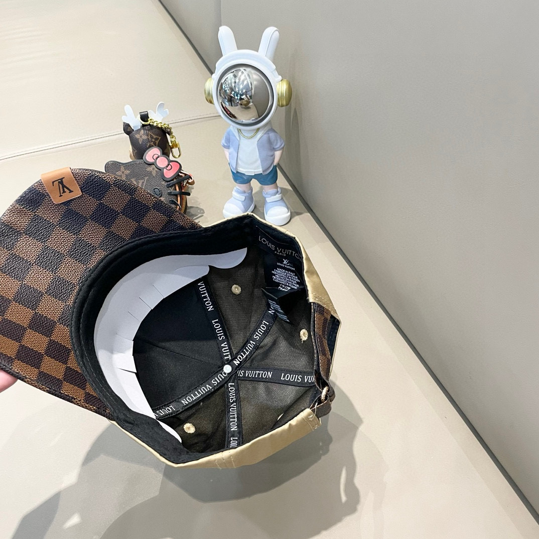   LV(路易威登)新款原单棒球帽，牛皮压花，11开模订制，原版牛仔布料，做工细致完美，质量超赞，基础头