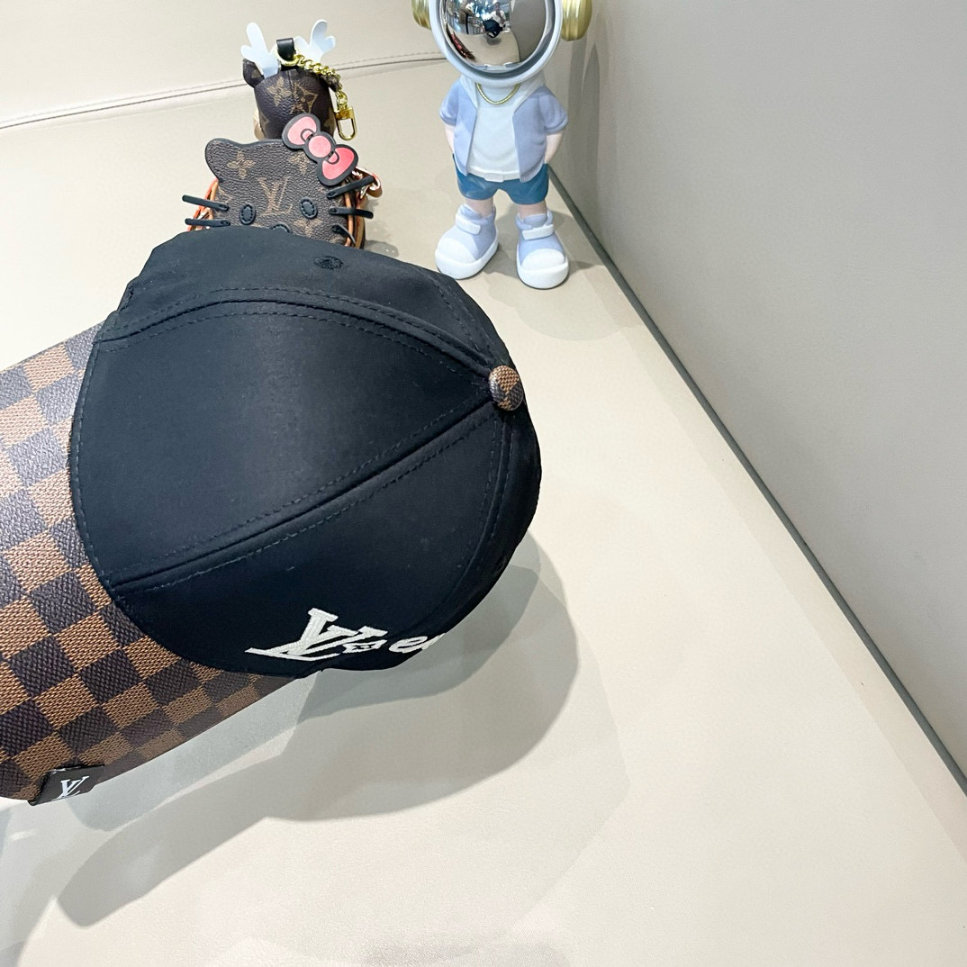   LV(路易威登)新款原单棒球帽，牛皮压花，11开模订制，原版牛仔布料，做工细致完美，质量超赞，基础头