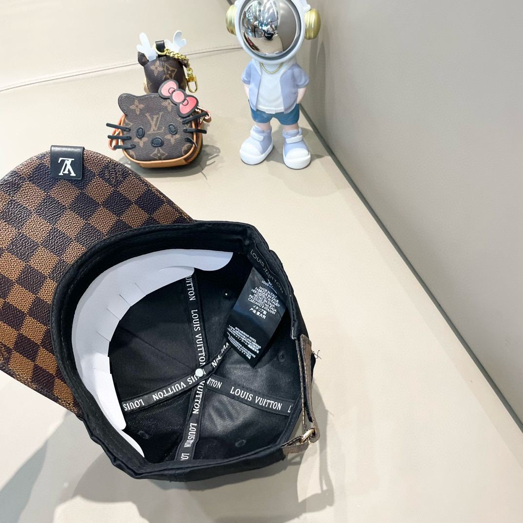   LV(路易威登)新款原单棒球帽，牛皮压花，11开模订制，原版牛仔布料，做工细致完美，质量超赞，基础头