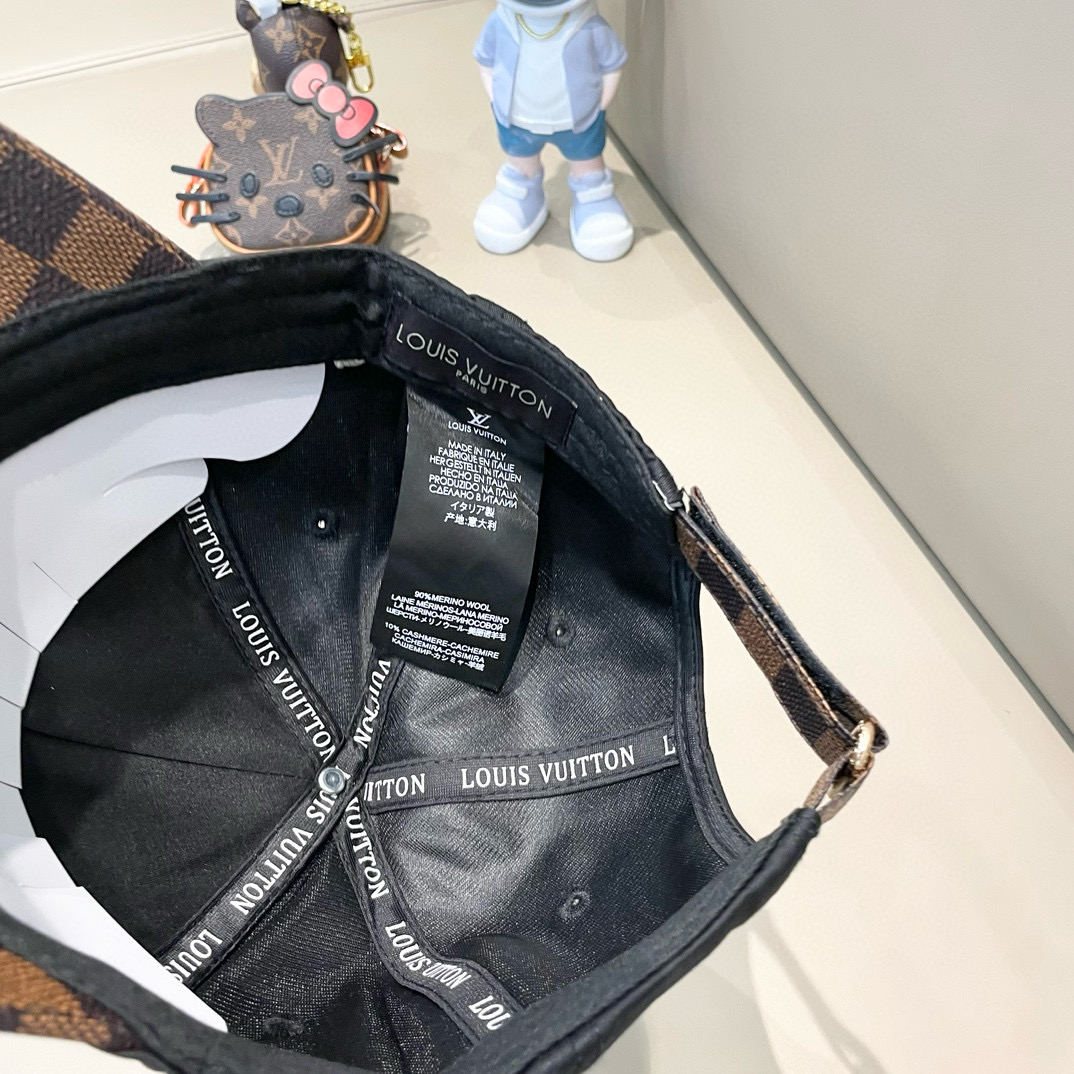   LV(路易威登)新款原单棒球帽，牛皮压花，11开模订制，原版牛仔布料，做工细致完美，质量超赞，基础头