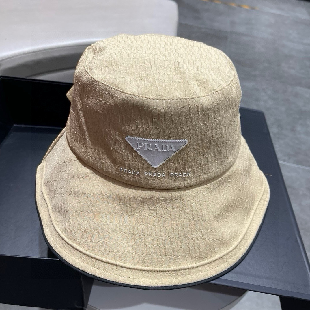 普拉达早春新款渔夫帽，简约甜美风，帽型很好，修饰脸型哦！

​