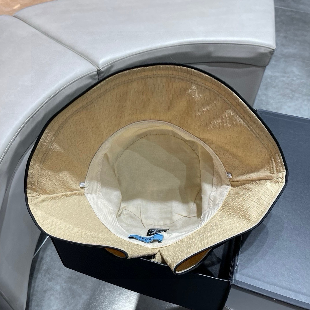 普拉达早春新款渔夫帽，简约甜美风，帽型很好，修饰脸型哦！

​