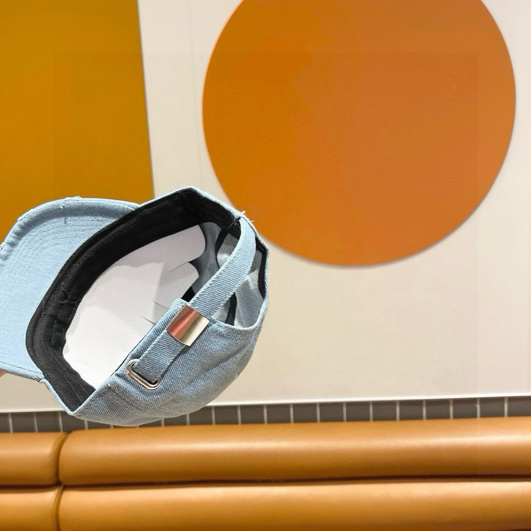  CELINE 塞琳 新款 🆕 棒球帽 🧢 
原单棒球帽 🧢
面料轻盈透气。 💥
完美版型，
原厂品质，