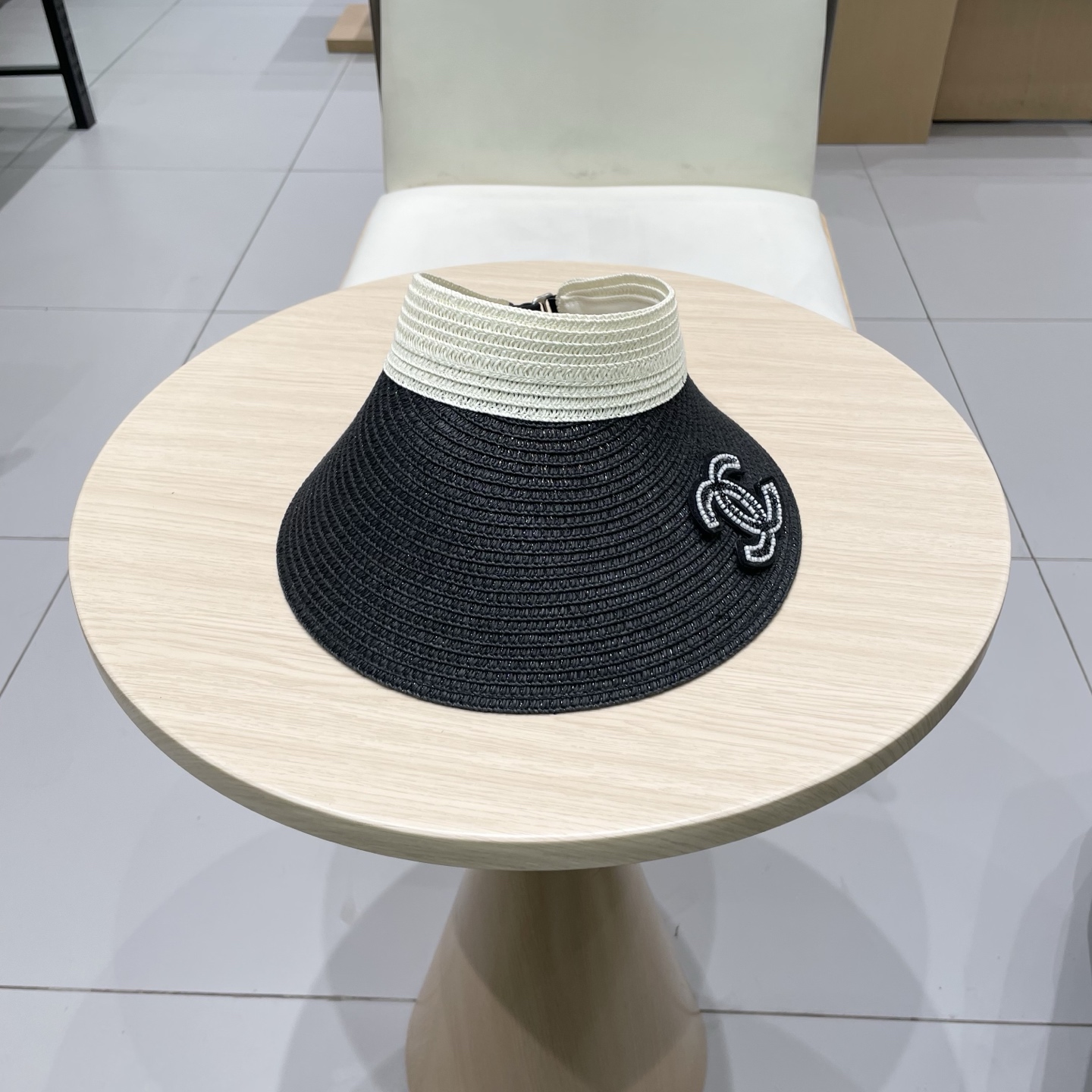 NO:223930,Chanel empty top straw hat covers face Korean style trendy sun hat versatile beach sun hat fashion hat women summer hat straw hat fisherman hat baseball hat knit hat, hat, chanel, espadrilles, hats19860909Chanel空顶草帽遮脸韩版潮防晒太阳帽百搭沙滩遮阳帽时尚帽子女夏天帽子草帽渔夫帽棒球帽针织帽,帽子,chanel,espadrilles,hats,hat