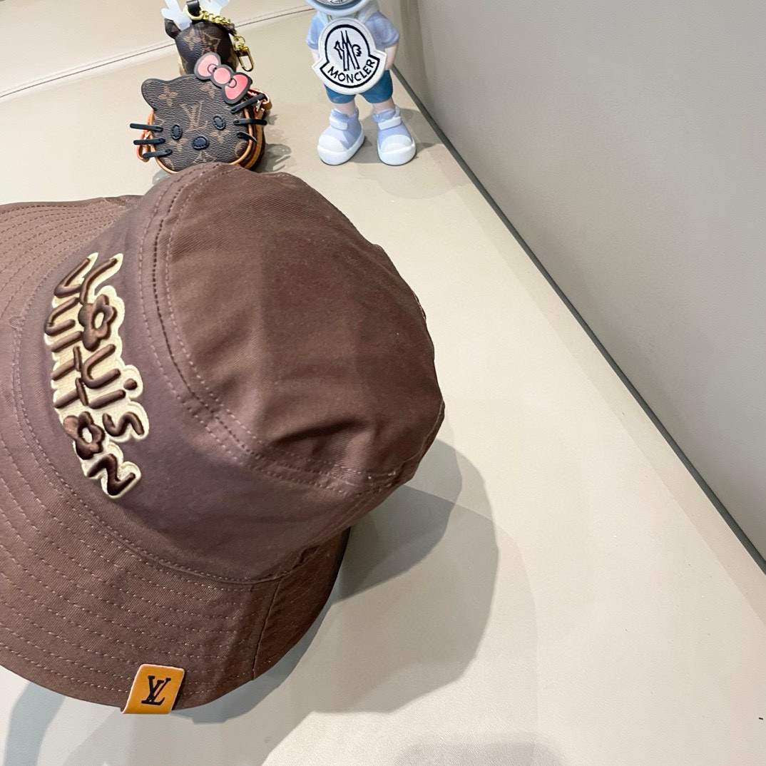  LV Tyer🔥爆联名款双面渔夫帽，彩色logo里面还有小花花🌸帽子可以双面戴，买一个顶两个，小红书网