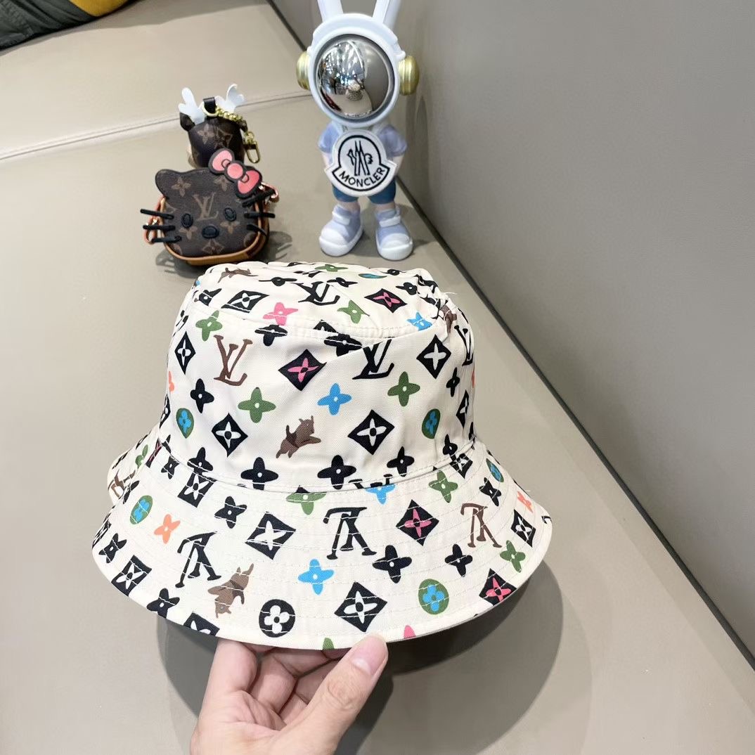  LV Tyer🔥爆联名款双面渔夫帽，彩色logo里面还有小花花🌸帽子可以双面戴，买一个顶两个，小红书网