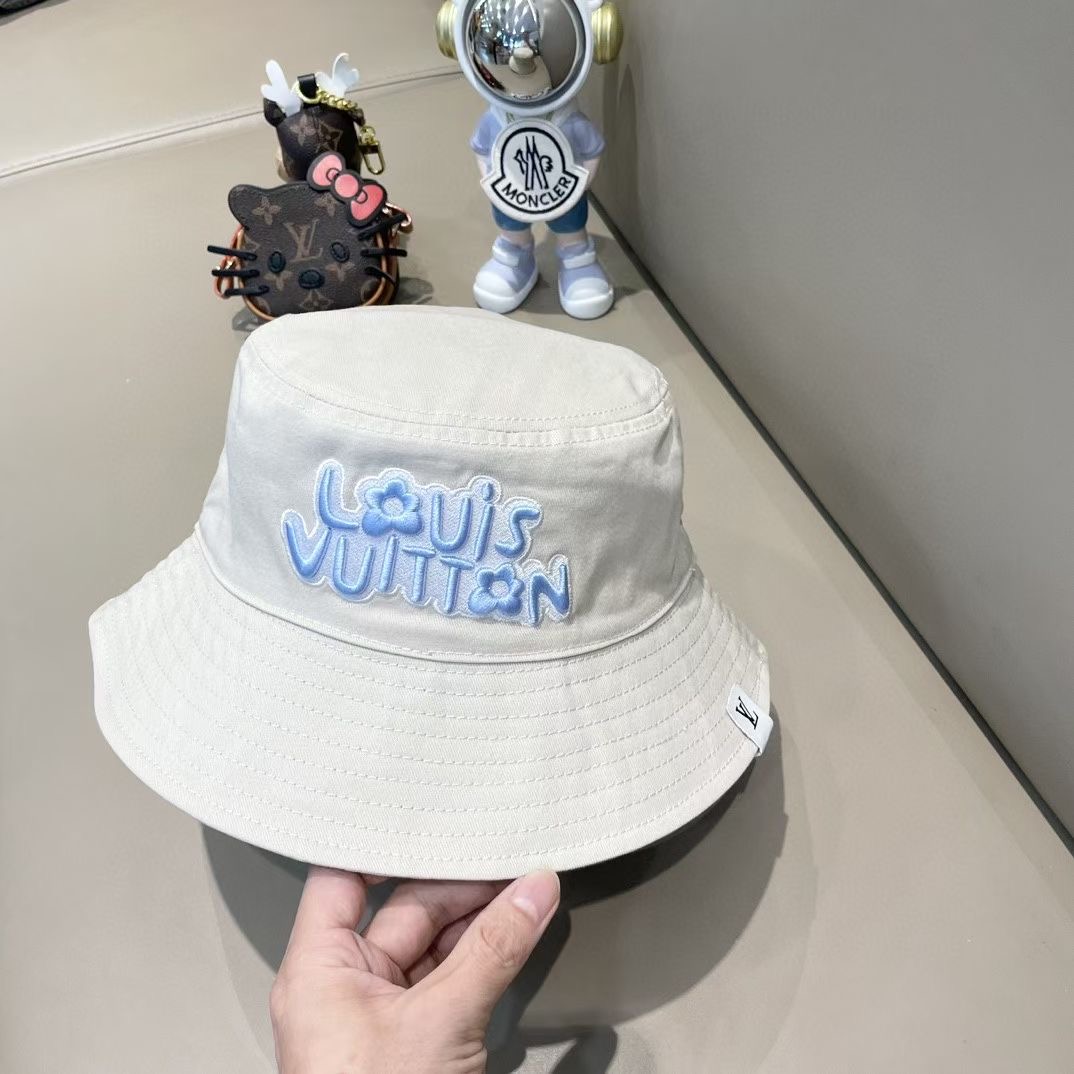  LV Tyer🔥爆联名款双面渔夫帽，彩色logo里面还有小花花🌸帽子可以双面戴，买一个顶两个，小红书网