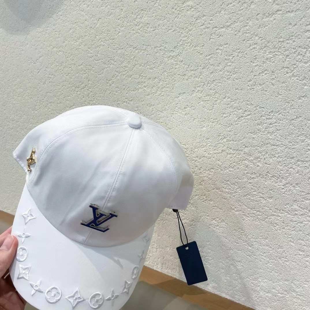  🛒LV🛒
博主们都爱的刺绣棒球帽
潮人的氛围感加持爆棚
帽子版型hin满意~还巨能搭
贯穿春夏秋冬~男
