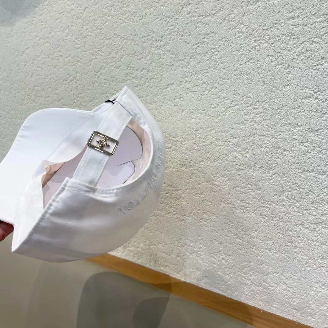  🛒LV🛒
博主们都爱的刺绣棒球帽
潮人的氛围感加持爆棚
帽子版型hin满意~还巨能搭
贯穿春夏秋冬~男