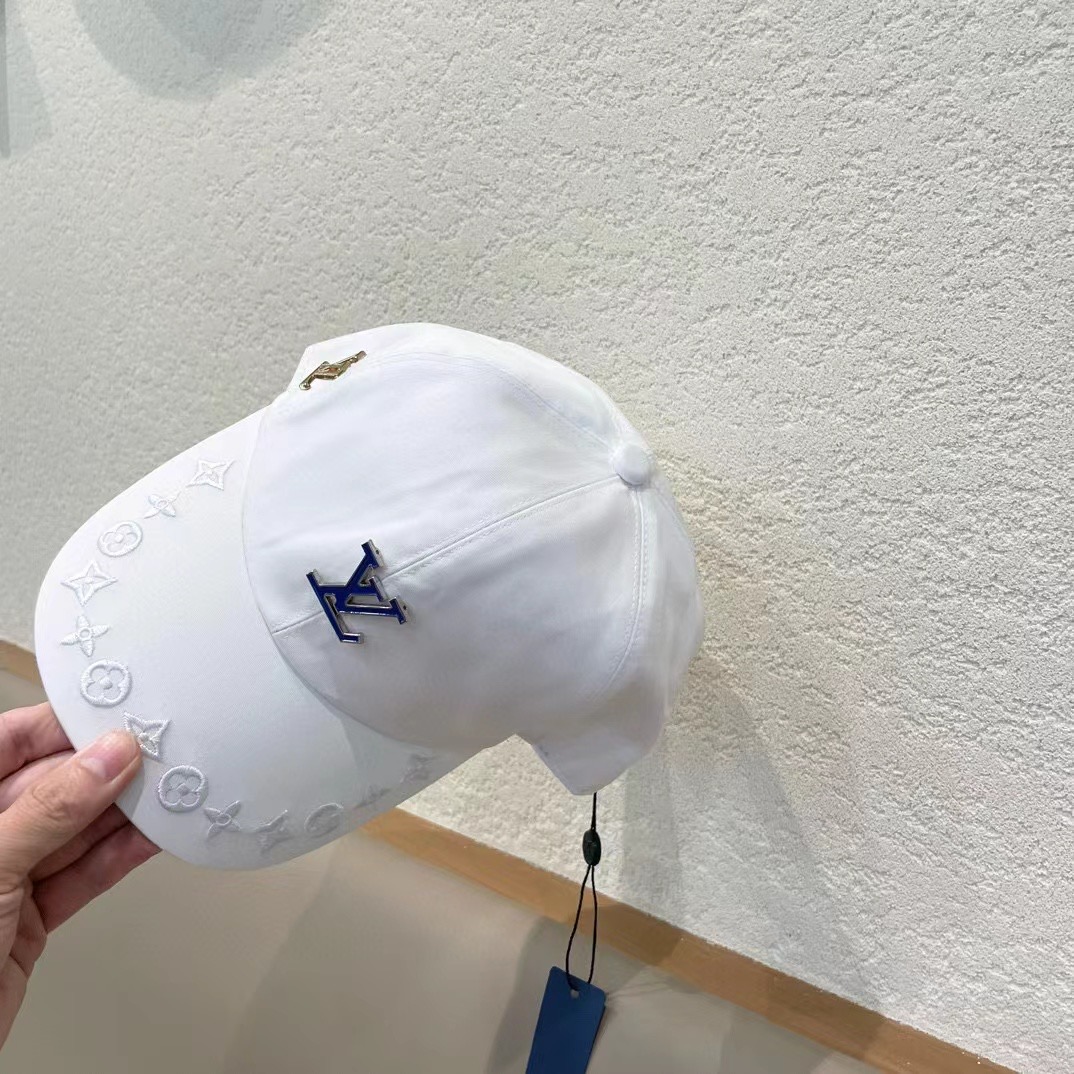  🛒LV🛒
博主们都爱的刺绣棒球帽
潮人的氛围感加持爆棚
帽子版型hin满意~还巨能搭
贯穿春夏秋冬~男