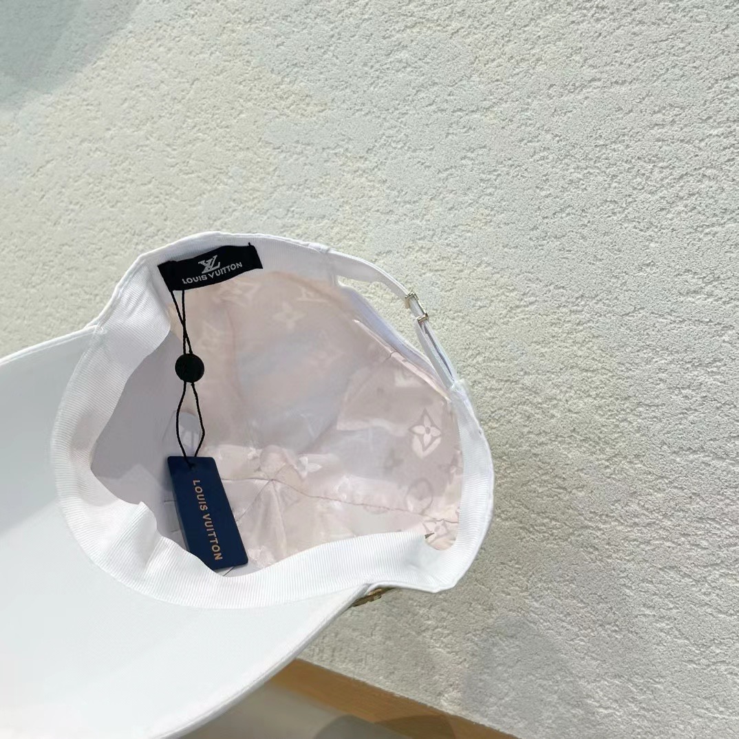  🛒LV🛒
博主们都爱的刺绣棒球帽
潮人的氛围感加持爆棚
帽子版型hin满意~还巨能搭
贯穿春夏秋冬~男