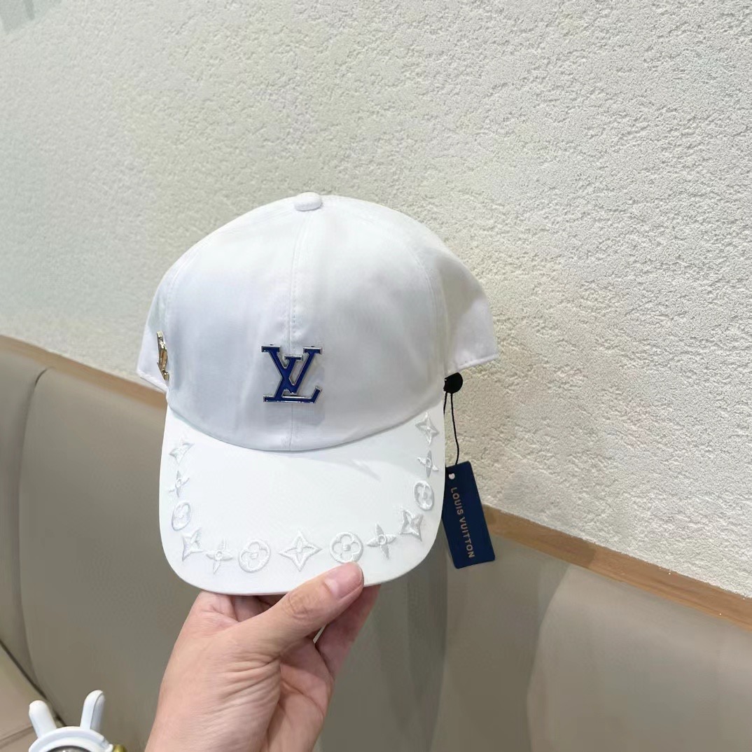  🛒LV🛒
博主们都爱的刺绣棒球帽
潮人的氛围感加持爆棚
帽子版型hin满意~还巨能搭
贯穿春夏秋冬~男