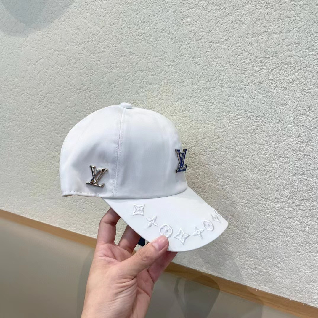  🛒LV🛒
博主们都爱的刺绣棒球帽
潮人的氛围感加持爆棚
帽子版型hin满意~还巨能搭
贯穿春夏秋冬~男