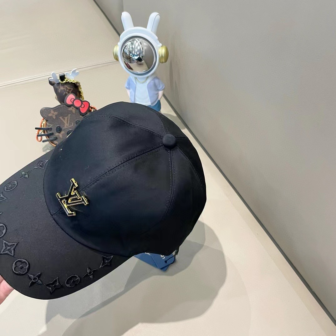  🛒LV🛒
博主们都爱的刺绣棒球帽
潮人的氛围感加持爆棚
帽子版型hin满意~还巨能搭
贯穿春夏秋冬~男