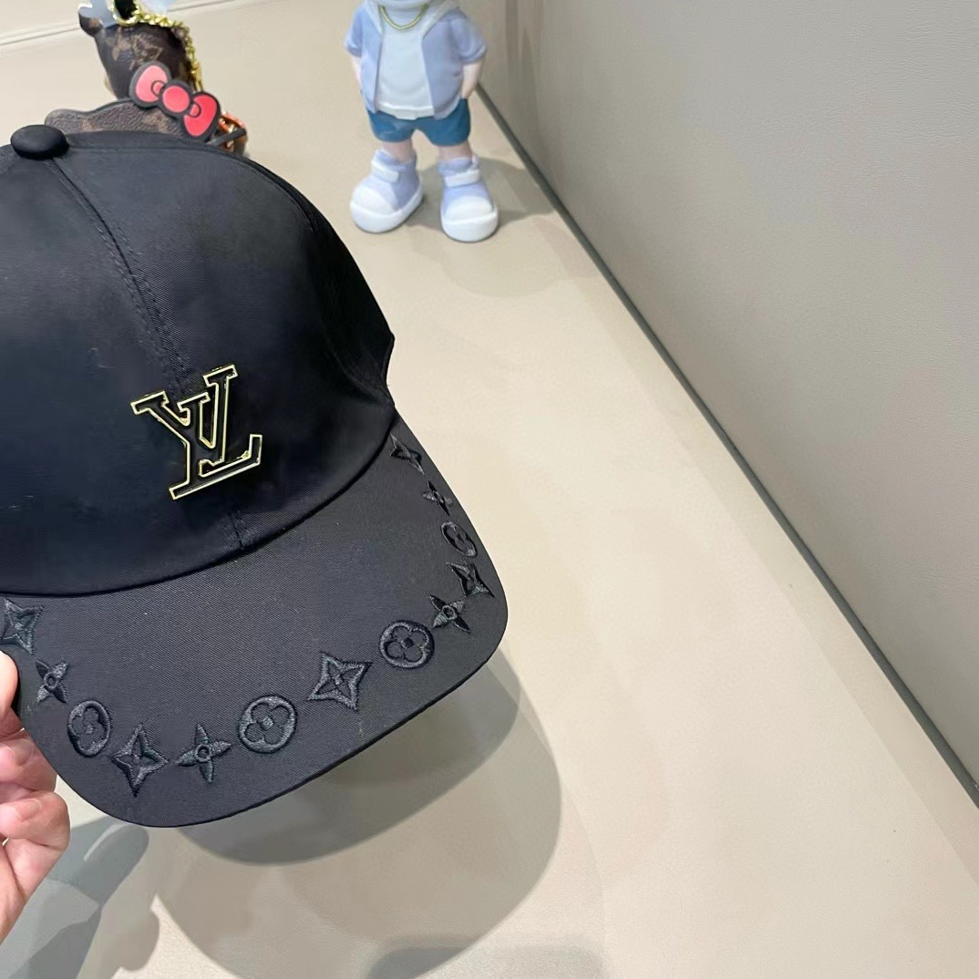  🛒LV🛒
博主们都爱的刺绣棒球帽
潮人的氛围感加持爆棚
帽子版型hin满意~还巨能搭
贯穿春夏秋冬~男
