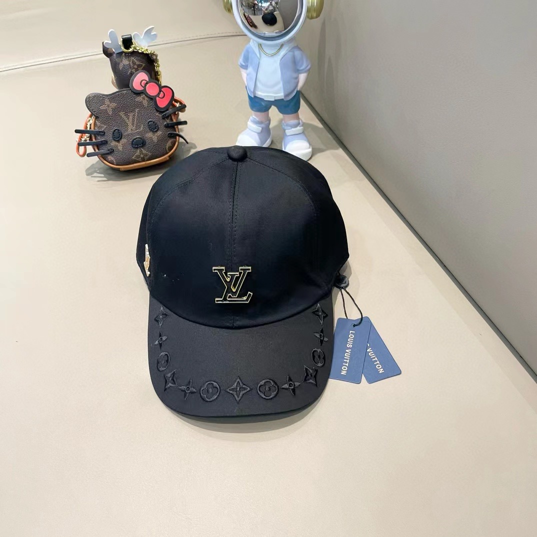  🛒LV🛒
博主们都爱的刺绣棒球帽
潮人的氛围感加持爆棚
帽子版型hin满意~还巨能搭
贯穿春夏秋冬~男