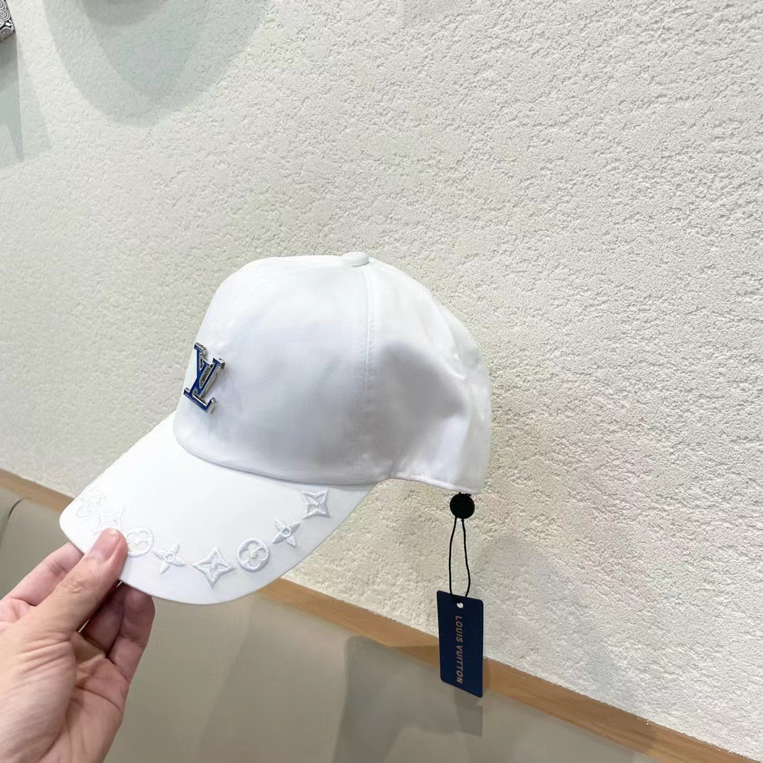  🛒LV🛒
博主们都爱的刺绣棒球帽
潮人的氛围感加持爆棚
帽子版型hin满意~还巨能搭
贯穿春夏秋冬~男