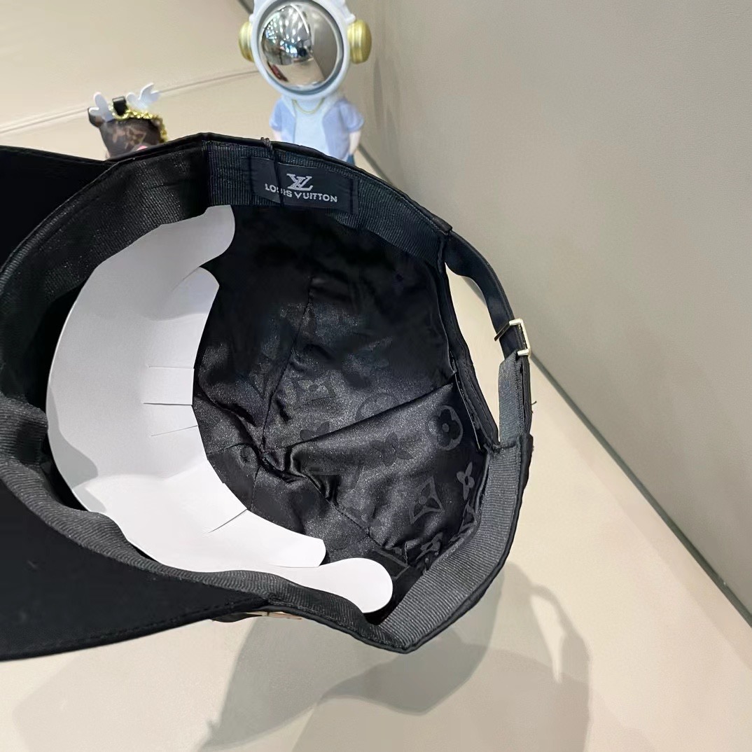  🛒LV🛒
博主们都爱的刺绣棒球帽
潮人的氛围感加持爆棚
帽子版型hin满意~还巨能搭
贯穿春夏秋冬~男