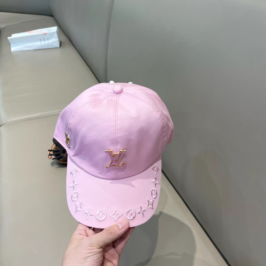  🛒LV🛒
博主们都爱的刺绣棒球帽
潮人的氛围感加持爆棚
帽子版型hin满意~还巨能搭
贯穿春夏秋冬~男