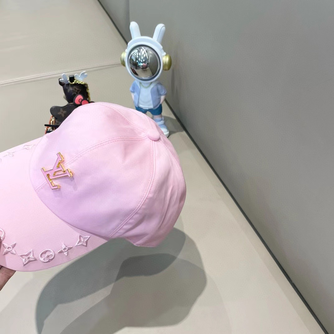  🛒LV🛒
博主们都爱的刺绣棒球帽
潮人的氛围感加持爆棚
帽子版型hin满意~还巨能搭
贯穿春夏秋冬~男