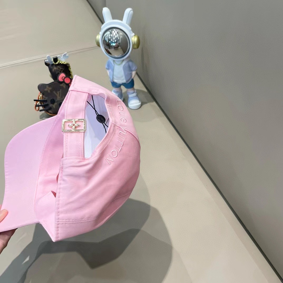  🛒LV🛒
博主们都爱的刺绣棒球帽
潮人的氛围感加持爆棚
帽子版型hin满意~还巨能搭
贯穿春夏秋冬~男