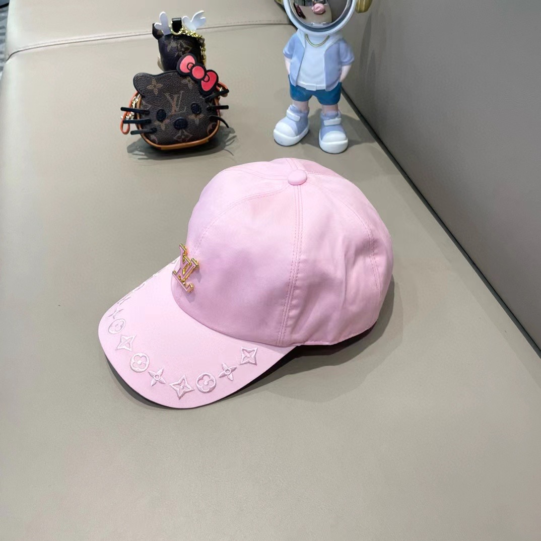  🛒LV🛒
博主们都爱的刺绣棒球帽
潮人的氛围感加持爆棚
帽子版型hin满意~还巨能搭
贯穿春夏秋冬~男