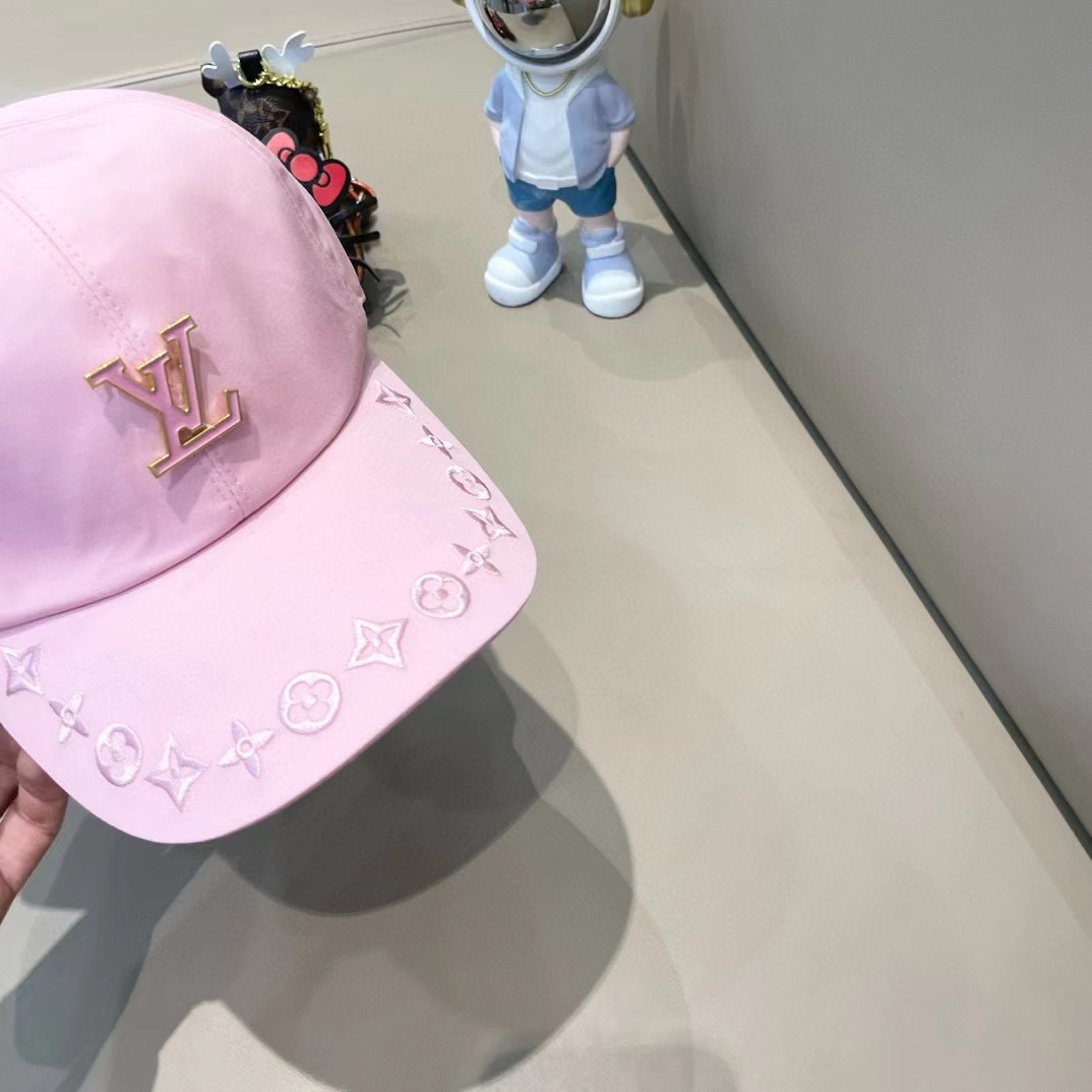  🛒LV🛒
博主们都爱的刺绣棒球帽
潮人的氛围感加持爆棚
帽子版型hin满意~还巨能搭
贯穿春夏秋冬~男