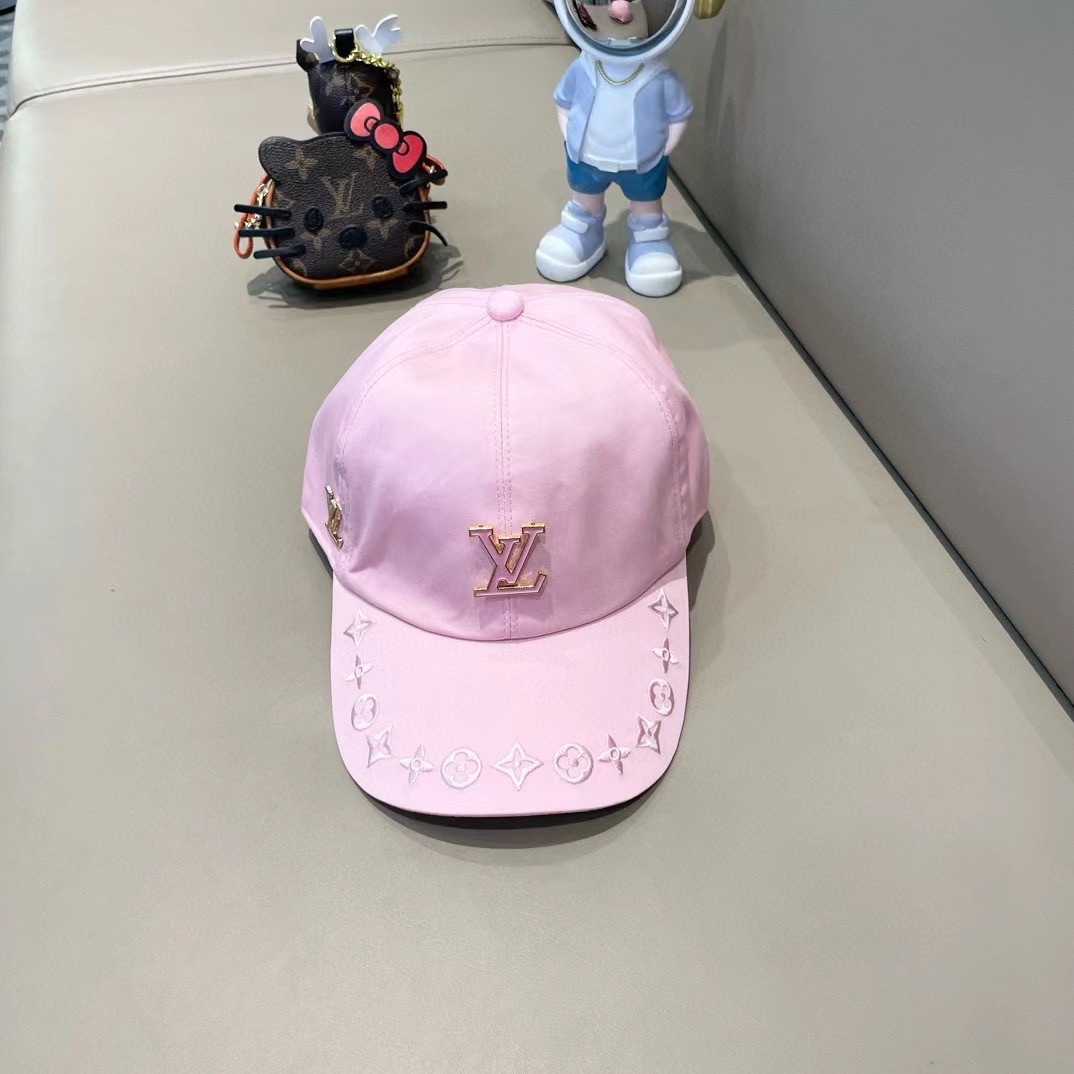  🛒LV🛒
博主们都爱的刺绣棒球帽
潮人的氛围感加持爆棚
帽子版型hin满意~还巨能搭
贯穿春夏秋冬~男