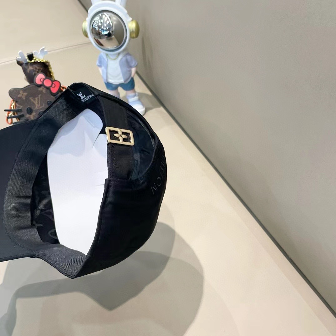  🛒LV🛒
博主们都爱的刺绣棒球帽
潮人的氛围感加持爆棚
帽子版型hin满意~还巨能搭
贯穿春夏秋冬~男