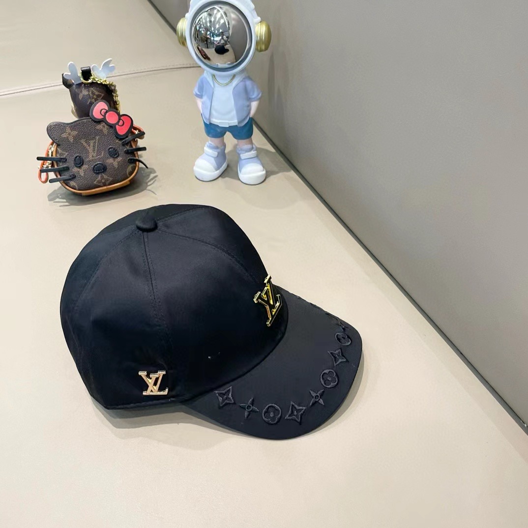  🛒LV🛒
博主们都爱的刺绣棒球帽
潮人的氛围感加持爆棚
帽子版型hin满意~还巨能搭
贯穿春夏秋冬~男