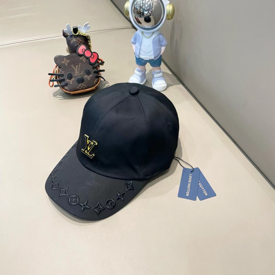  🛒LV🛒
博主们都爱的刺绣棒球帽
潮人的氛围感加持爆棚
帽子版型hin满意~还巨能搭
贯穿春夏秋冬~男