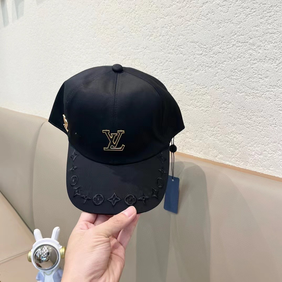  🛒LV🛒
博主们都爱的刺绣棒球帽
潮人的氛围感加持爆棚
帽子版型hin满意~还巨能搭
贯穿春夏秋冬~男