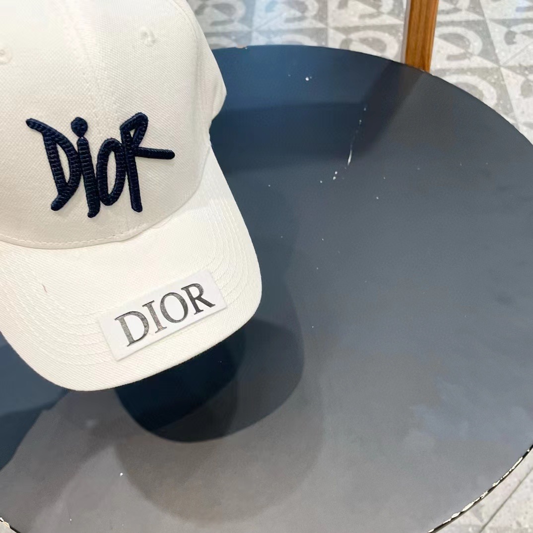  DIOR迪奥 👒，DIOR官网同步新款发布 D家棒球帽，整个帽子质感超级好，上头效果很nice，萝莉御