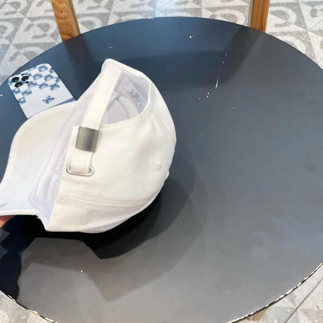  DIOR迪奥 👒，DIOR官网同步新款发布 D家棒球帽，整个帽子质感超级好，上头效果很nice，萝莉御