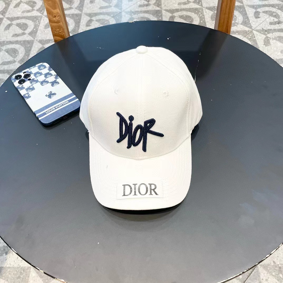  DIOR迪奥 👒，DIOR官网同步新款发布 D家棒球帽，整个帽子质感超级好，上头效果很nice，萝莉御