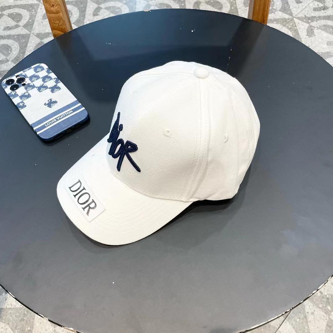  DIOR迪奥 👒，DIOR官网同步新款发布 D家棒球帽，整个帽子质感超级好，上头效果很nice，萝莉御