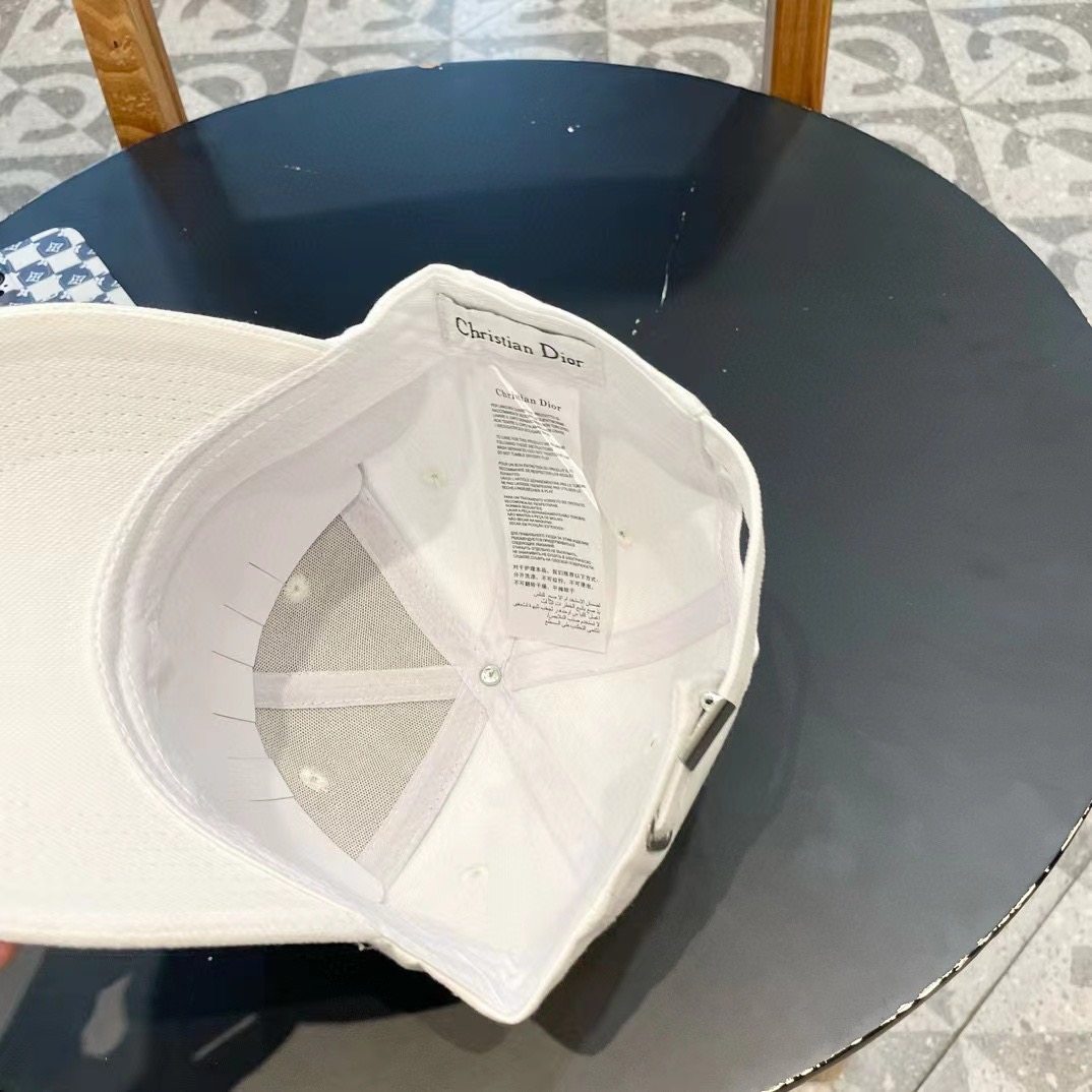  DIOR迪奥 👒，DIOR官网同步新款发布 D家棒球帽，整个帽子质感超级好，上头效果很nice，萝莉御