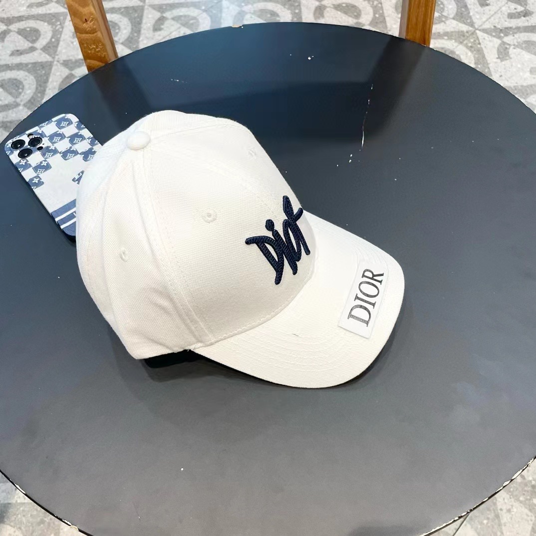  DIOR迪奥 👒，DIOR官网同步新款发布 D家棒球帽，整个帽子质感超级好，上头效果很nice，萝莉御
