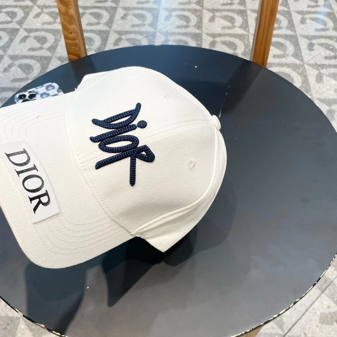  DIOR迪奥 👒，DIOR官网同步新款发布 D家棒球帽，整个帽子质感超级好，上头效果很nice，萝莉御