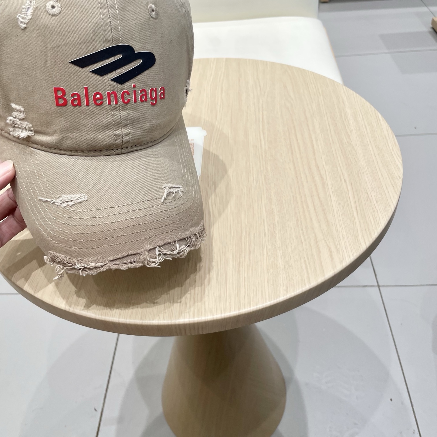  BALENCIAGA巴黎世家新款logo棒球帽，很酷的色系，男女佩戴都有不同style，第一批抢先出货