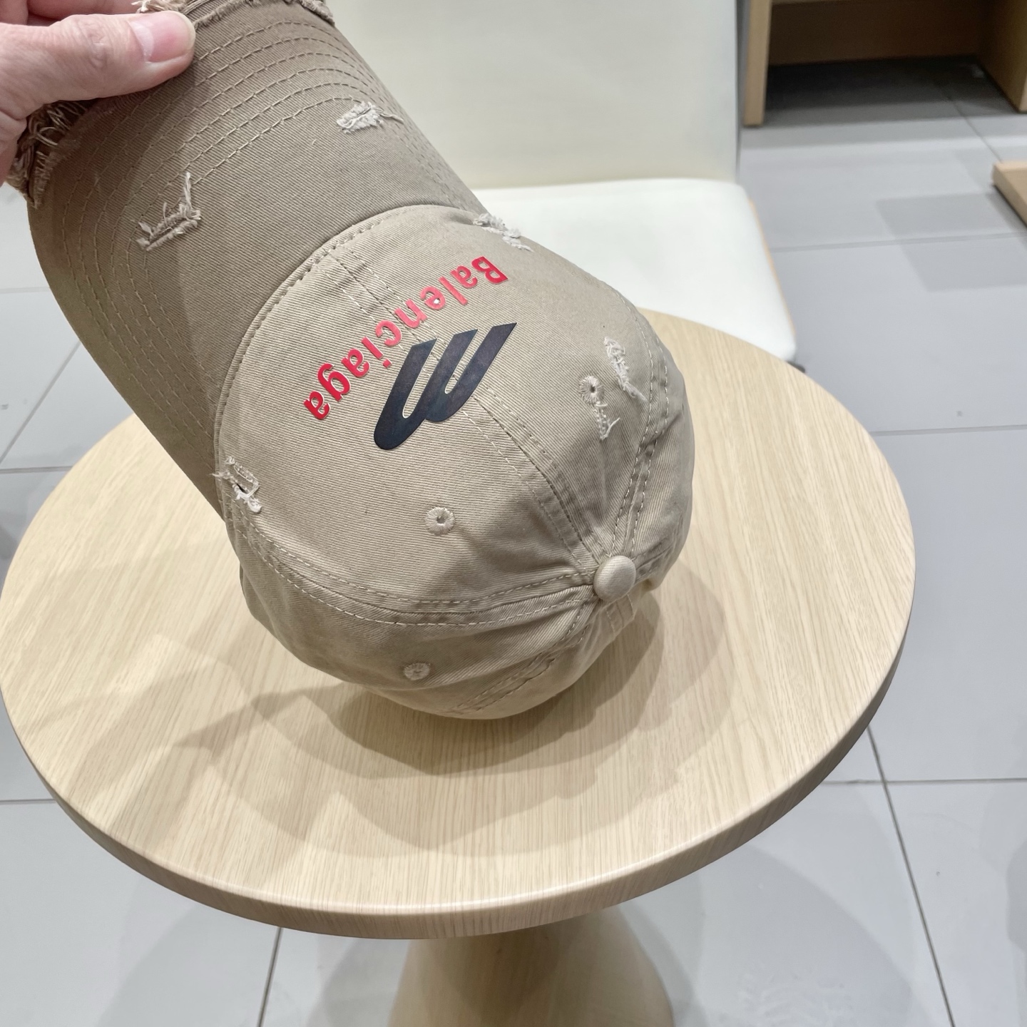  BALENCIAGA巴黎世家新款logo棒球帽，很酷的色系，男女佩戴都有不同style，第一批抢先出货