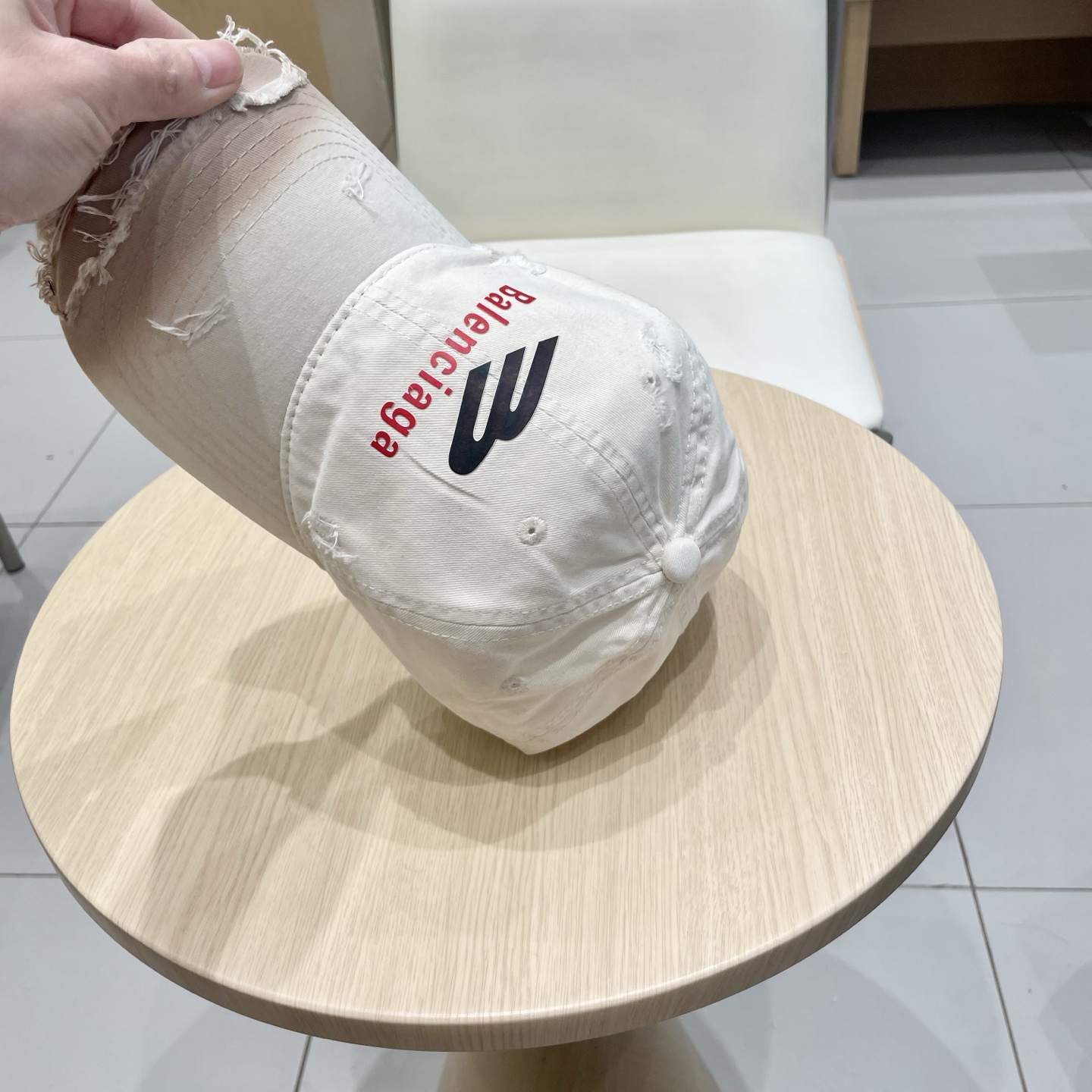  BALENCIAGA巴黎世家新款logo棒球帽，很酷的色系，男女佩戴都有不同style，第一批抢先出货