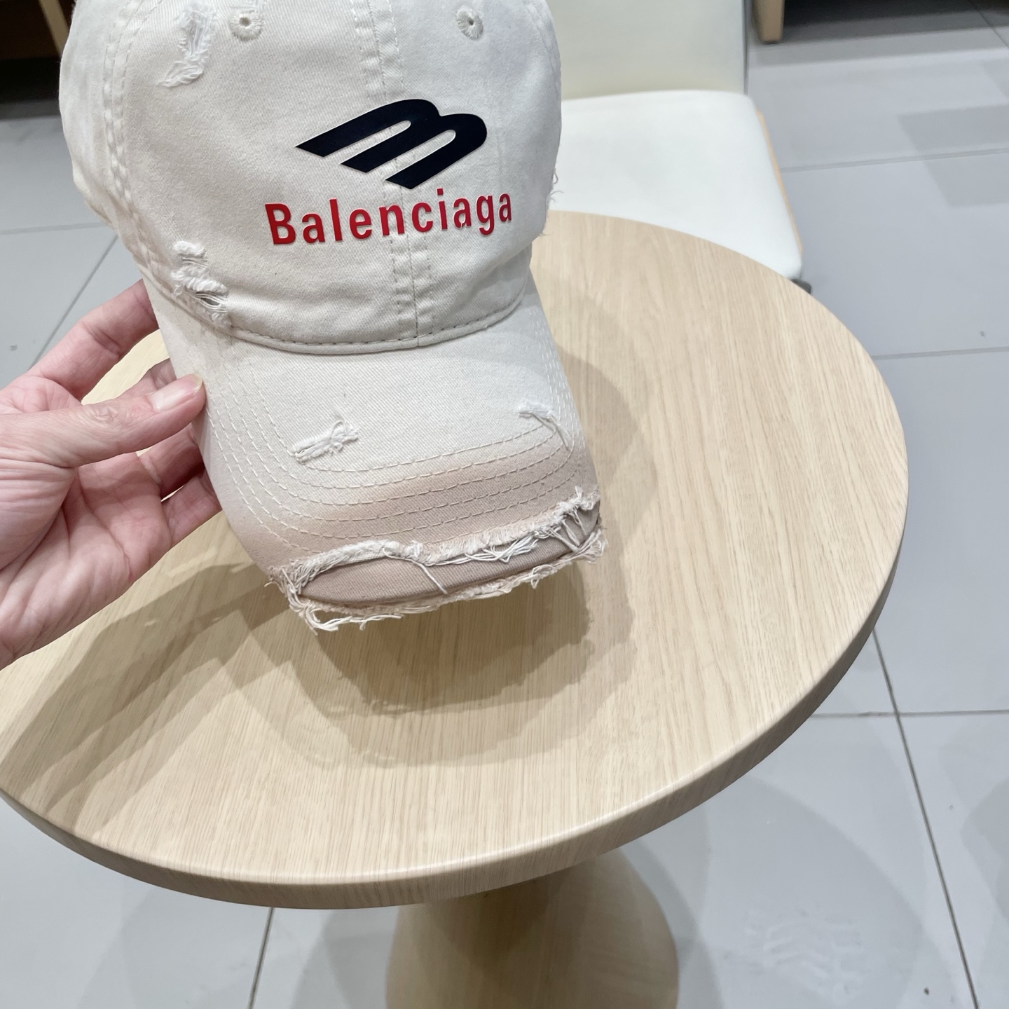  BALENCIAGA巴黎世家新款logo棒球帽，很酷的色系，男女佩戴都有不同style，第一批抢先出货