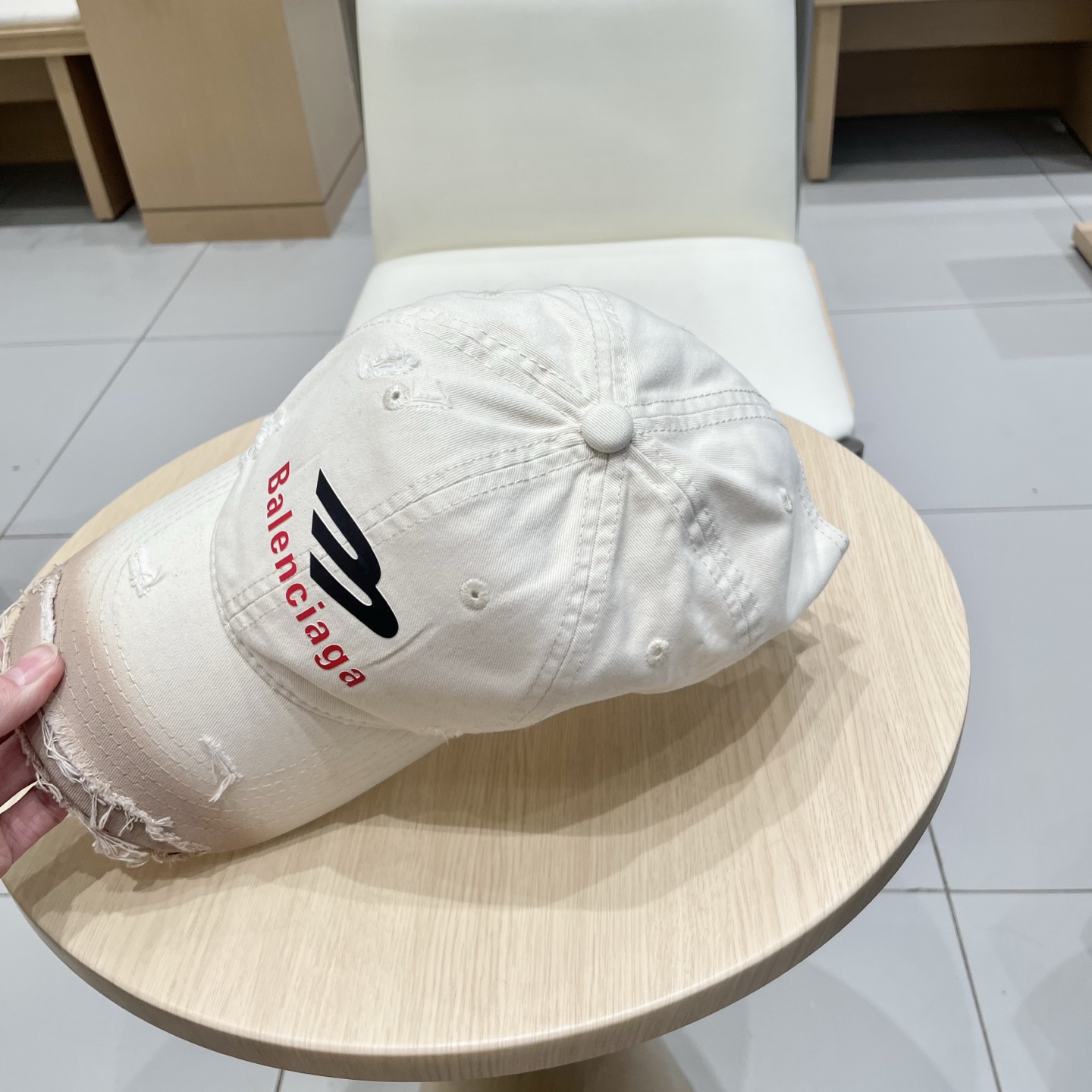  BALENCIAGA巴黎世家新款logo棒球帽，很酷的色系，男女佩戴都有不同style，第一批抢先出货