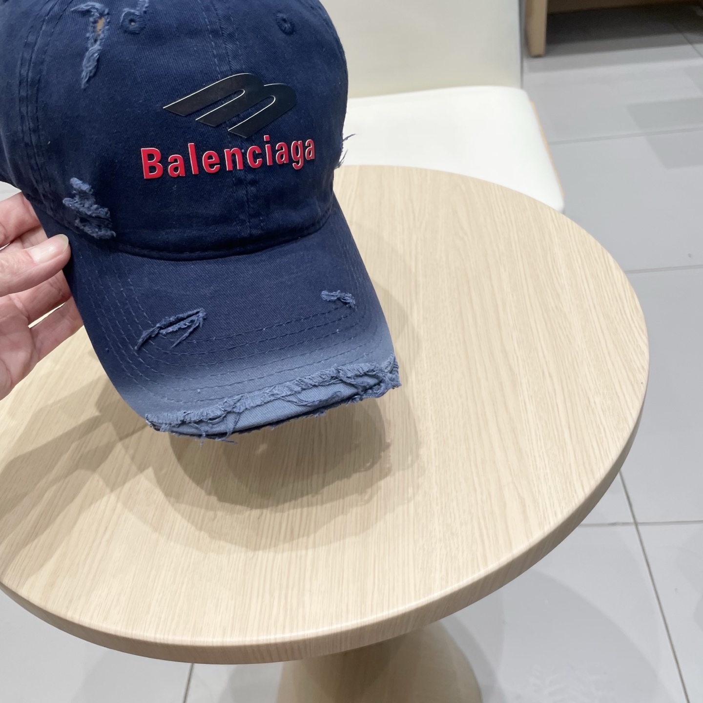  BALENCIAGA巴黎世家新款logo棒球帽，很酷的色系，男女佩戴都有不同style，第一批抢先出货